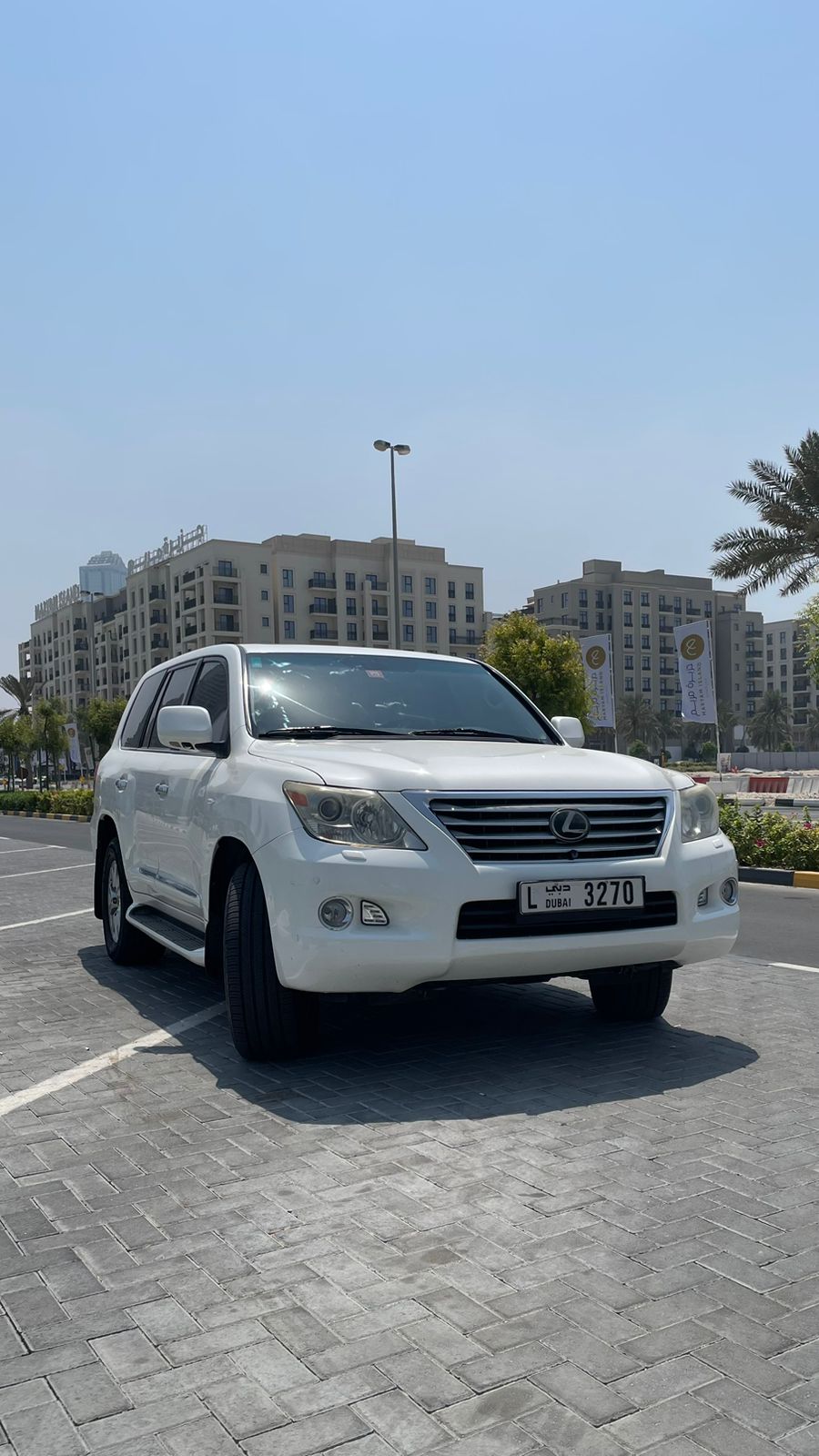 Lexus LX570 image 2