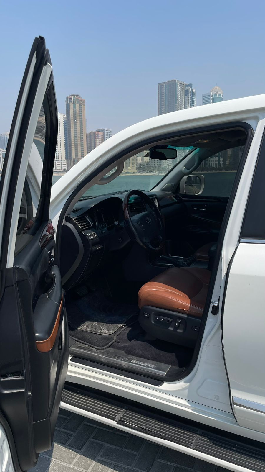 Lexus LX570 image 7